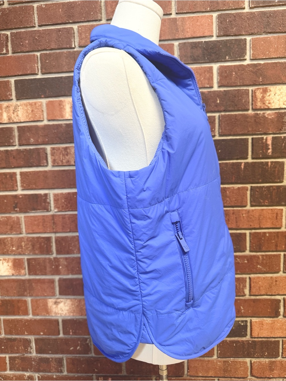 Vuori Bright Iris Canyon Insulated Vest Size Medium - Picture 8 of 12